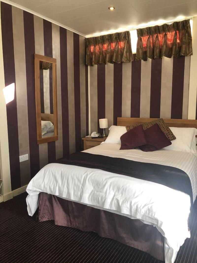 The Dog And Partridge Country Inn - Oda