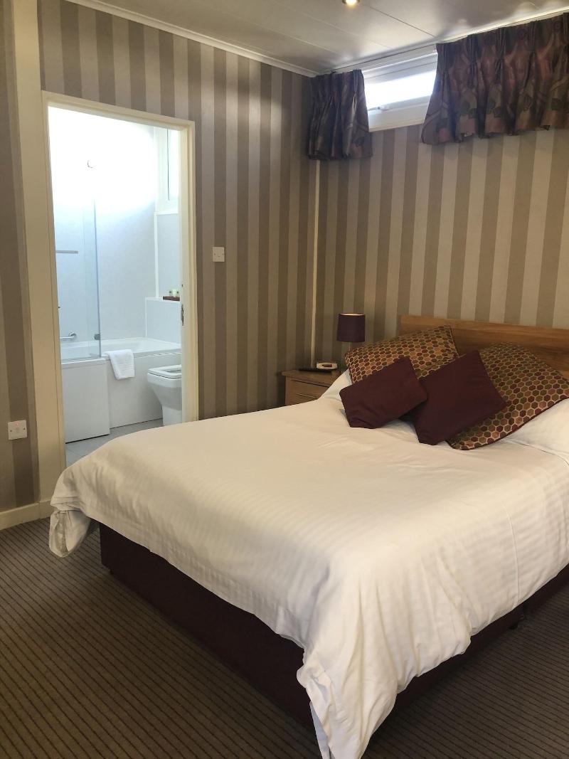 The Dog And Partridge Country Inn - Oda
