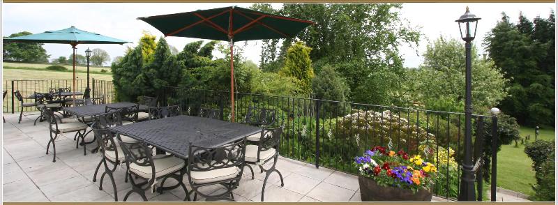 The Dog And Partridge Country Inn - Teras