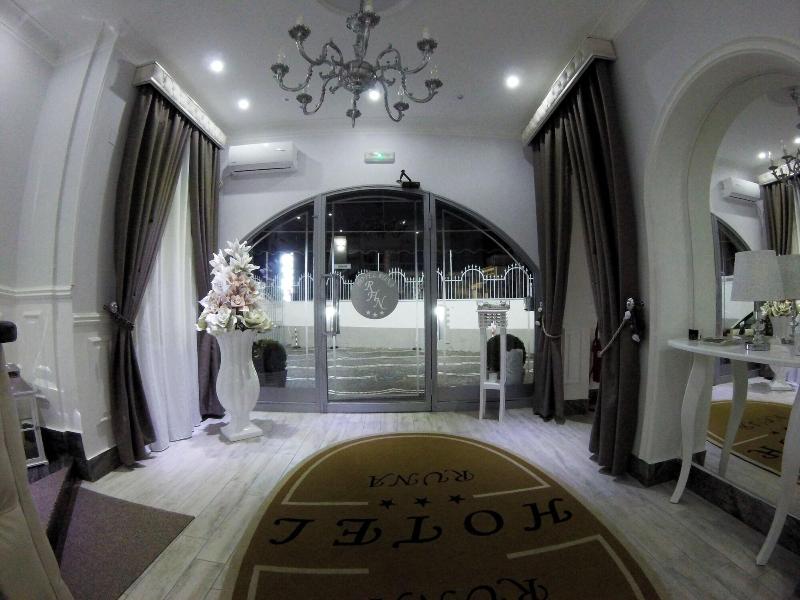 Runa Hotel - Lobi