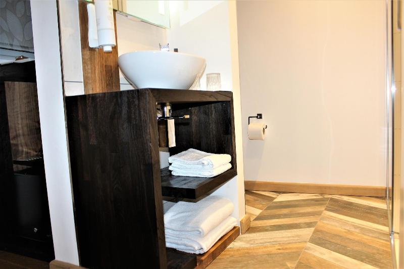 Rioshouse Henley - Oda