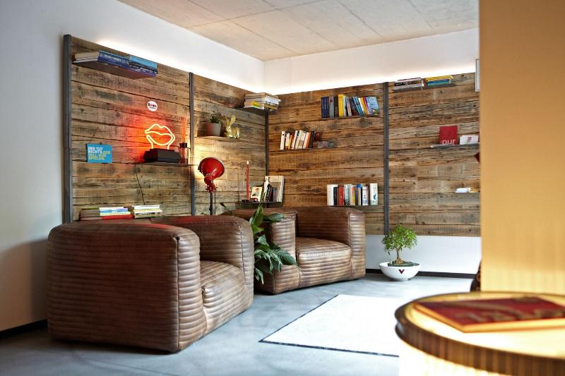 V-Hotel - Lobi