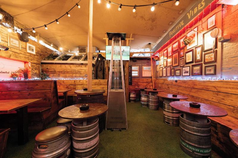Flynns Pub & Guesthouse - Teras