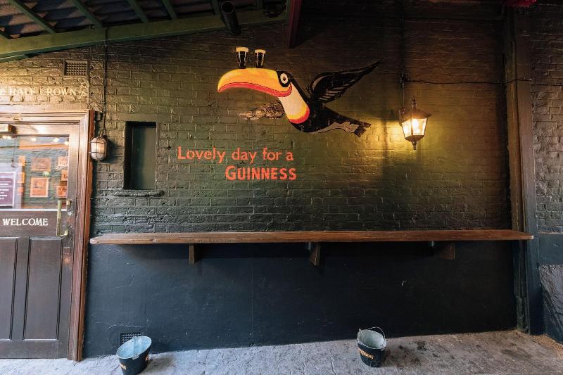 Flynns Pub & Guesthouse - Teras