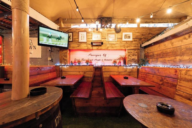 Flynns Pub & Guesthouse - Teras