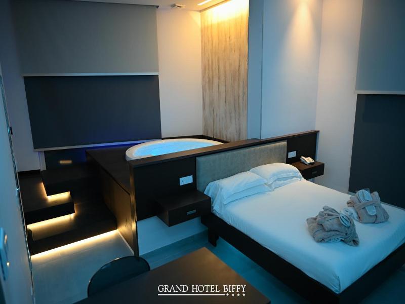 Grand Hotel Biffy - Genel