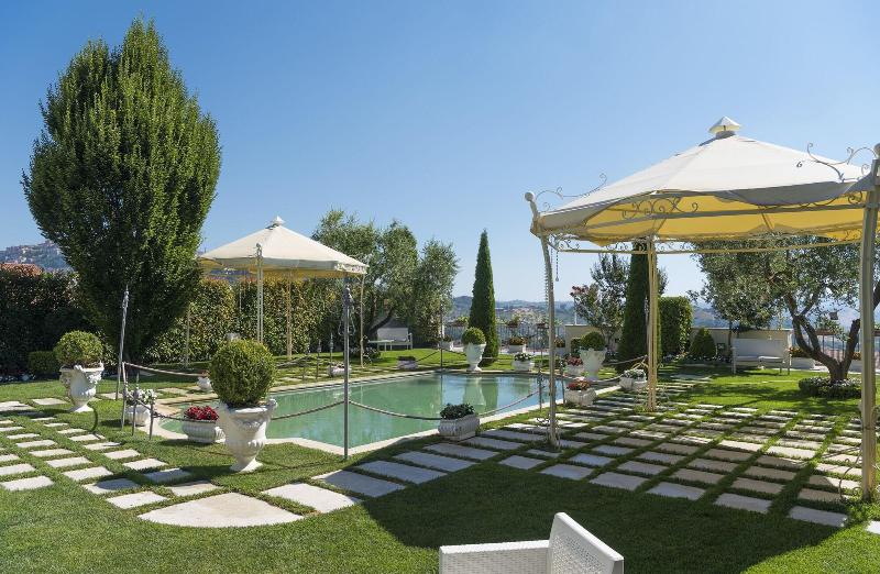 Grand Hotel Biffy - Genel