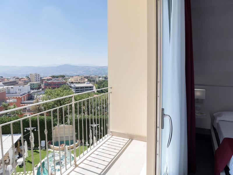 Grand Hotel Biffy - Genel