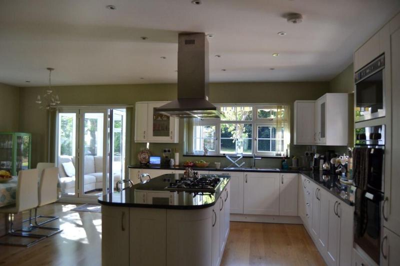 Leafy Suburban Bed & Breakfast - Restoran
