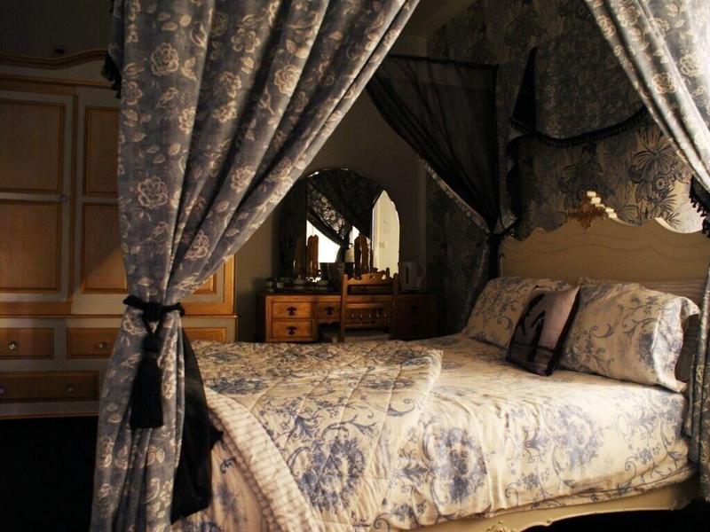 St Hildas Boutique - Oda