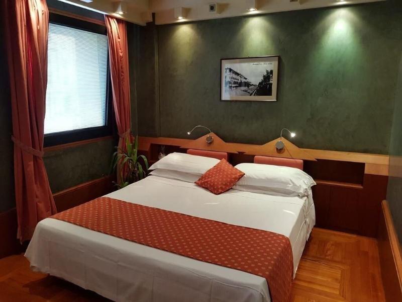Hr Hotel - Oda