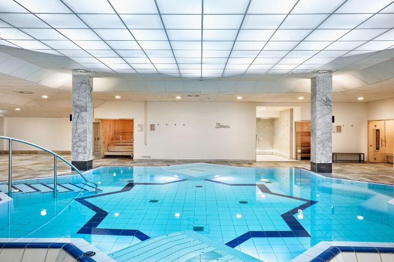 H+ Hotel Wiesbaden Niedernhausen - Havuz