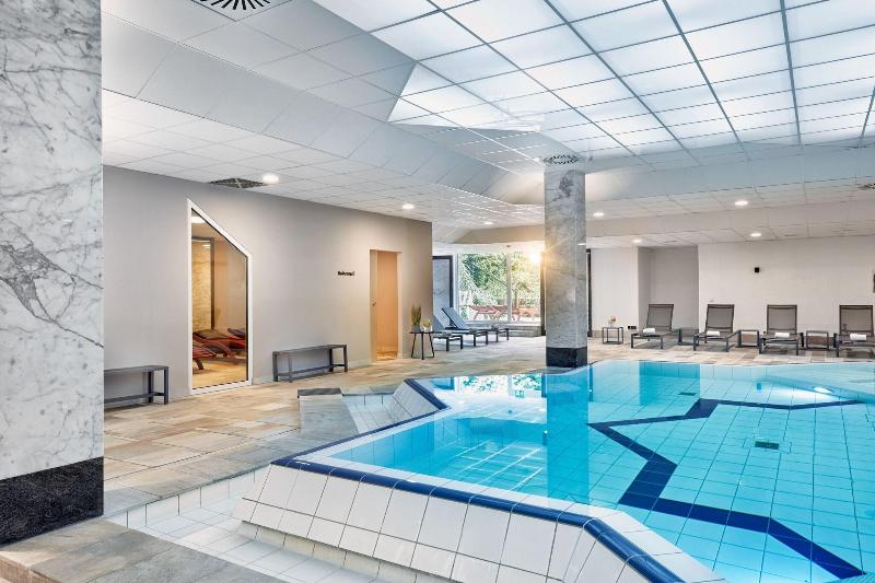 H+ Hotel Wiesbaden Niedernhausen - Havuz