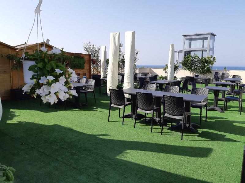 Morello Beach Hotel - Teras