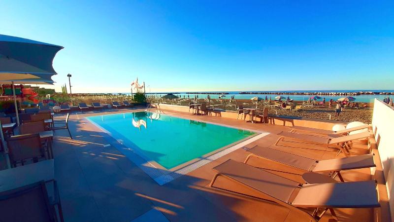 You & Me Beach Hotel - Aktivite