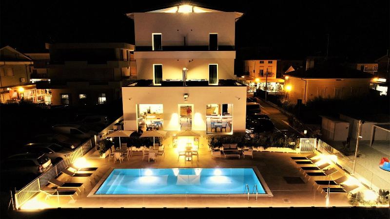 You & Me Beach Hotel - Genel