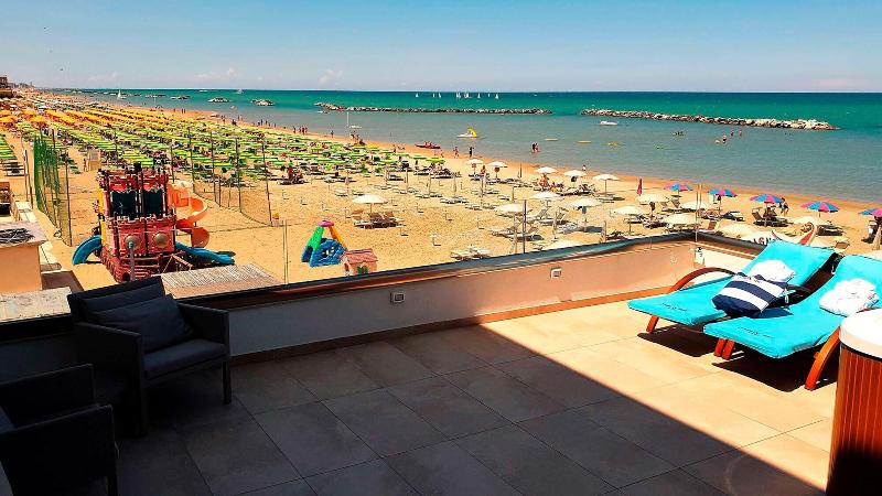 You & Me Beach Hotel - Oda