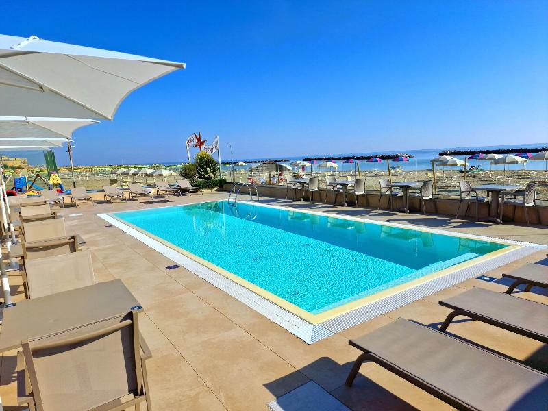You & Me Beach Hotel - Havuz
