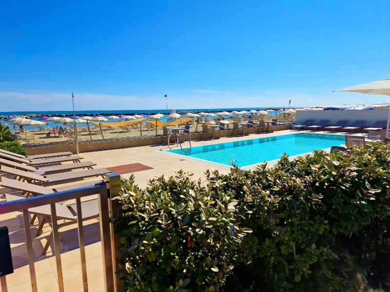 You & Me Beach Hotel - Havuz
