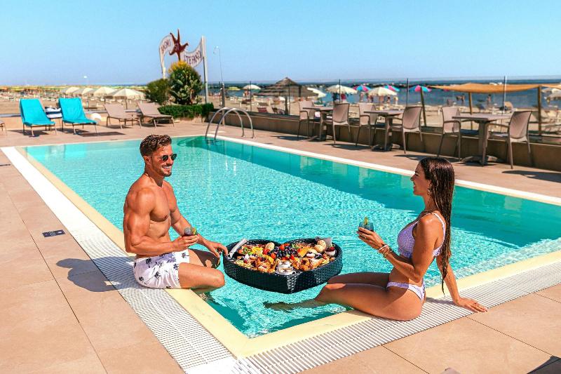 You & Me Beach Hotel - Havuz