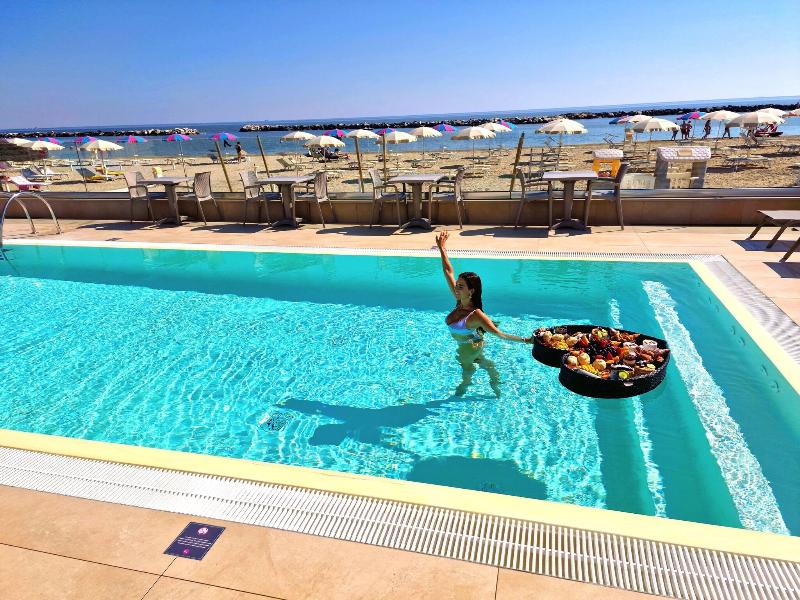 You & Me Beach Hotel - Havuz