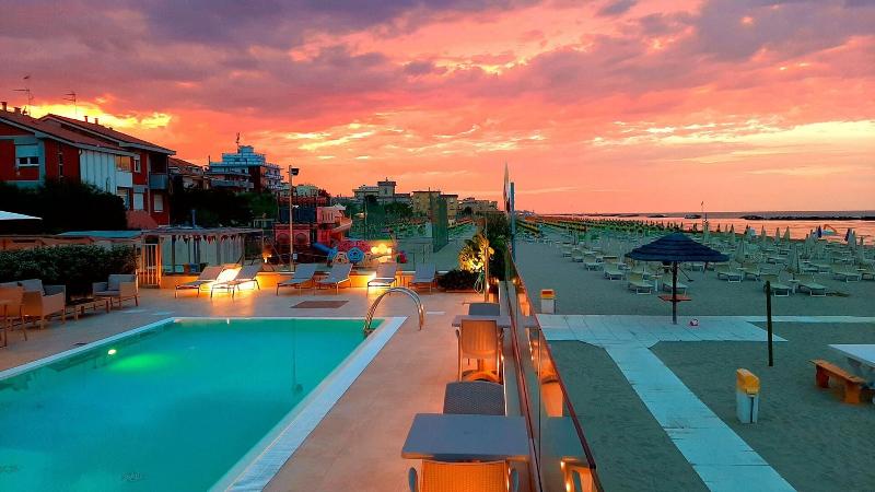 You & Me Beach Hotel - Havuz