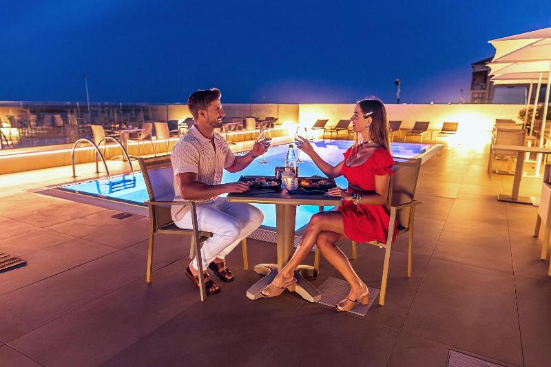 You & Me Beach Hotel - Havuz