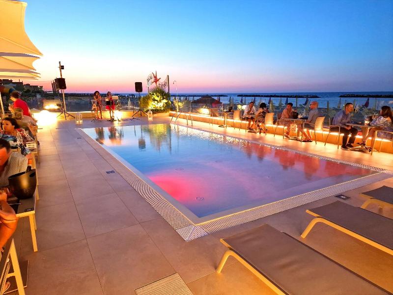 You & Me Beach Hotel - Havuz