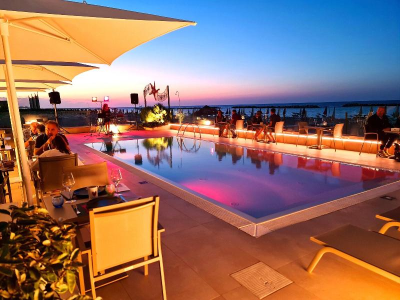 You & Me Beach Hotel - Havuz