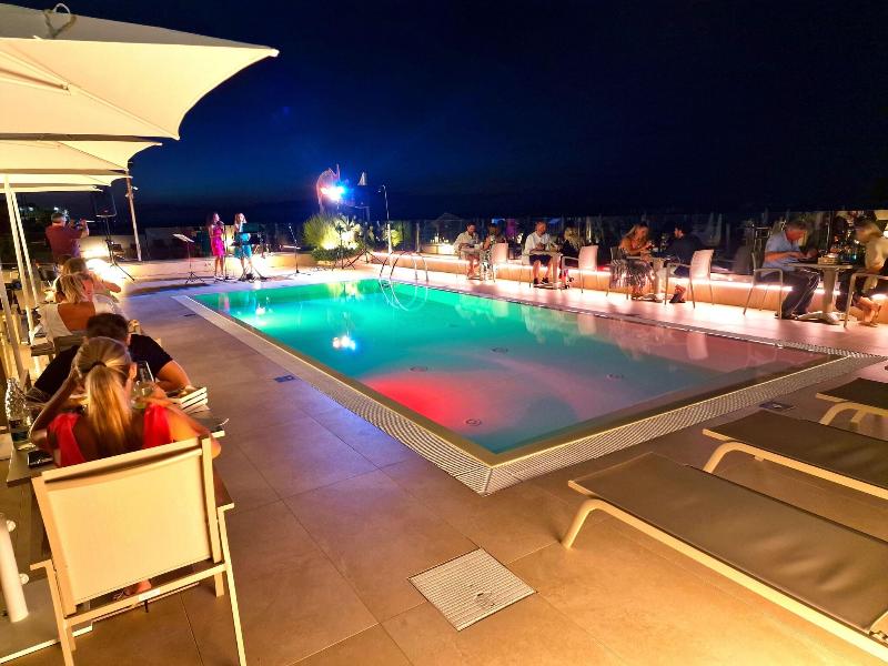 You & Me Beach Hotel - Havuz
