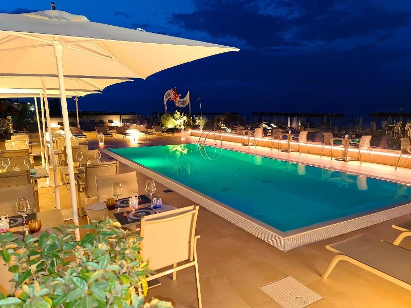 You & Me Beach Hotel - Havuz