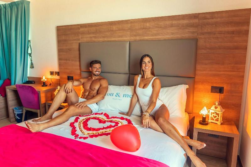 You & Me Beach Hotel - Havuz