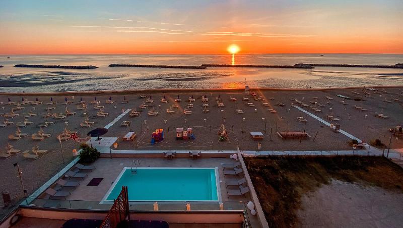 You & Me Beach Hotel - Plaj