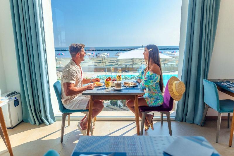 You & Me Beach Hotel - Restoran