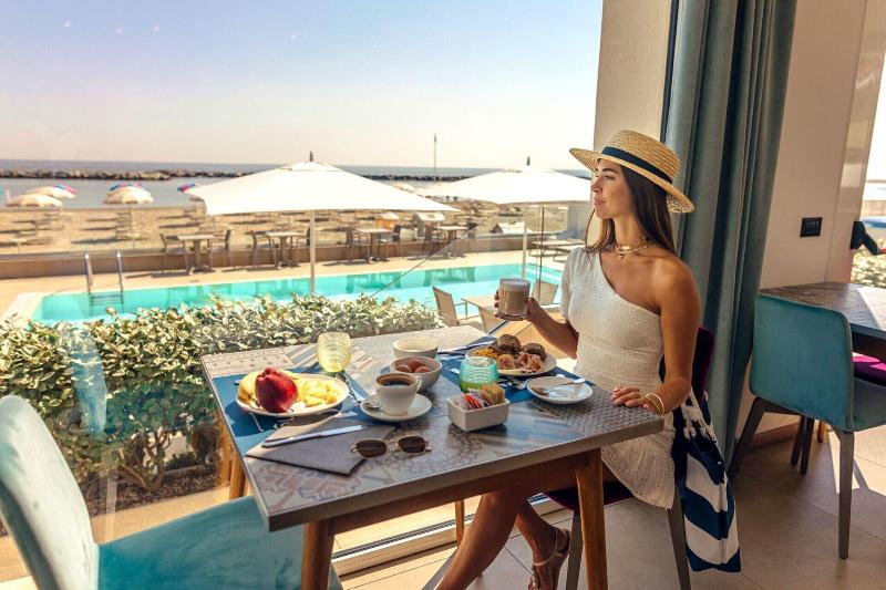 You & Me Beach Hotel - Restoran