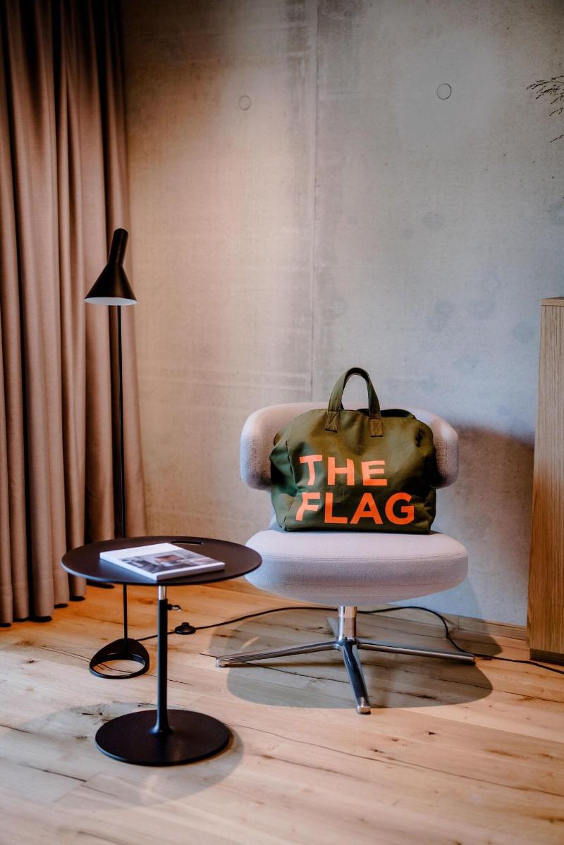 THE FLAG West M. - Oda