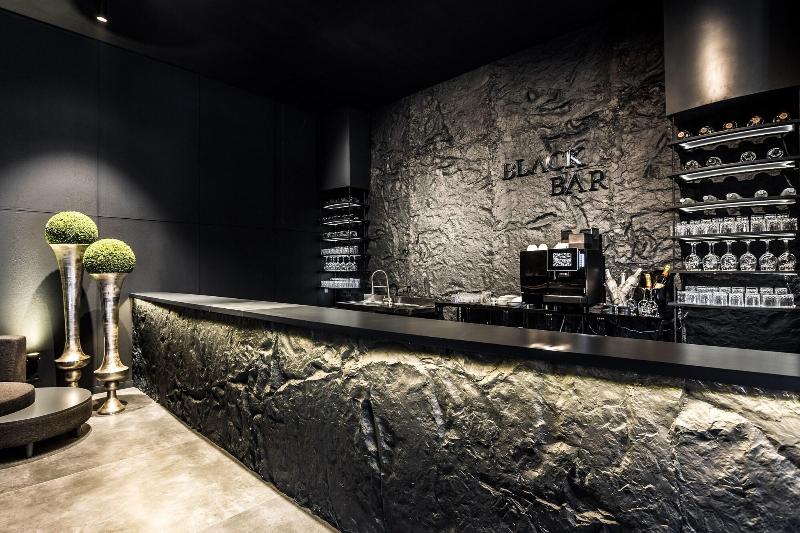 Black - Bar