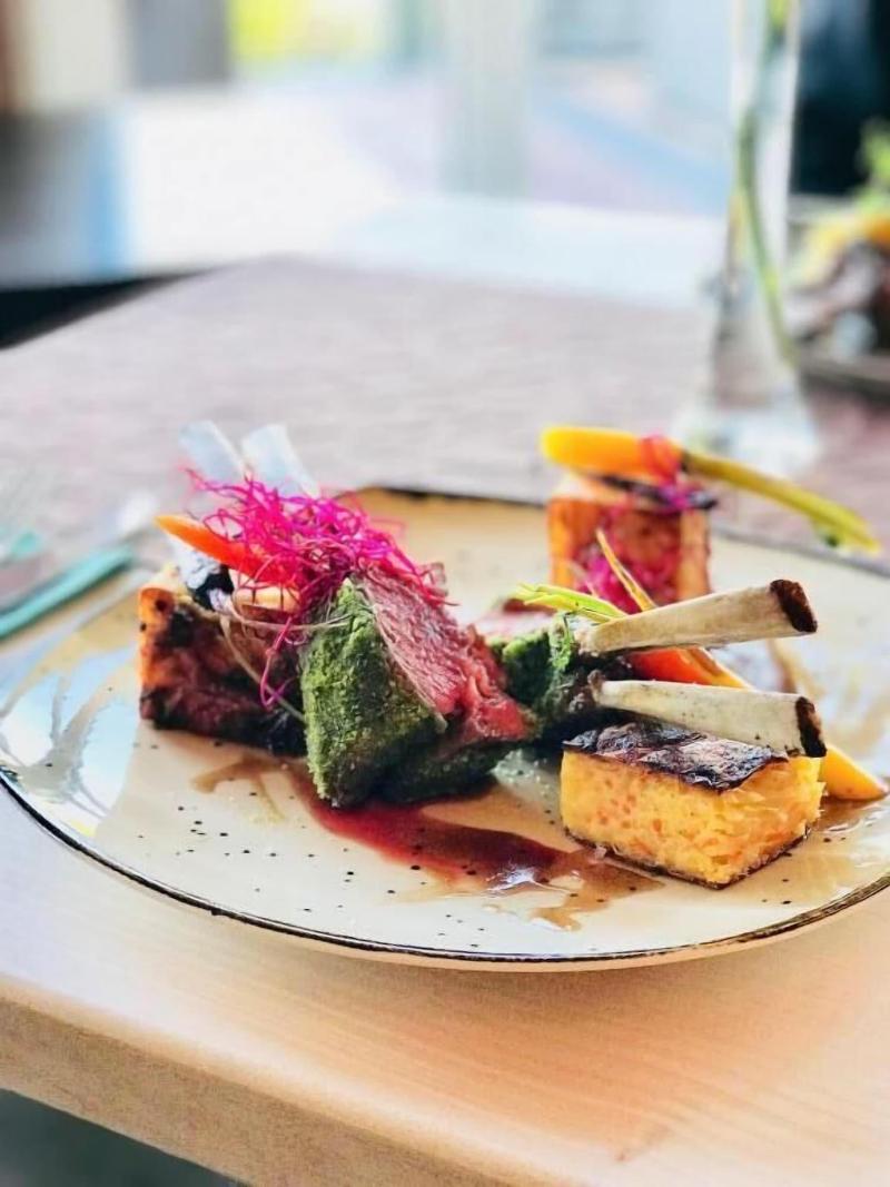 M13 Hotel - Restoran