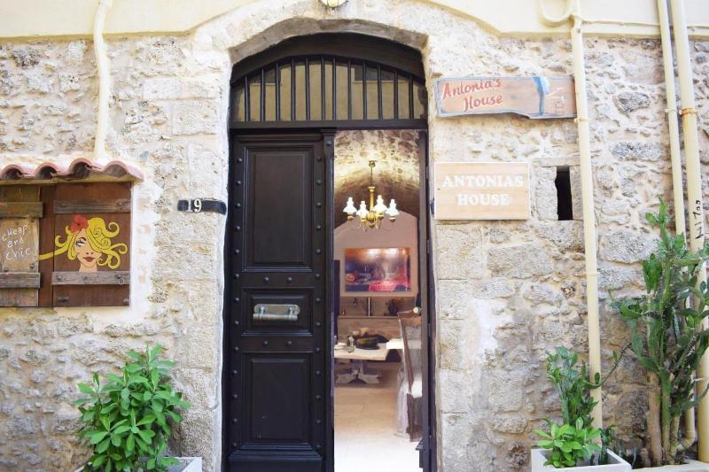 Antonia's House - Genel