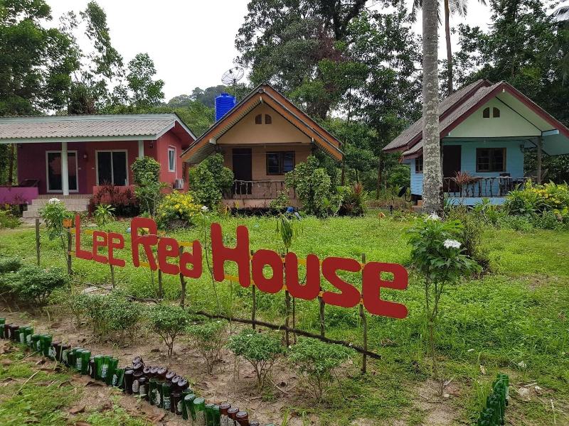Lee Red House - Genel