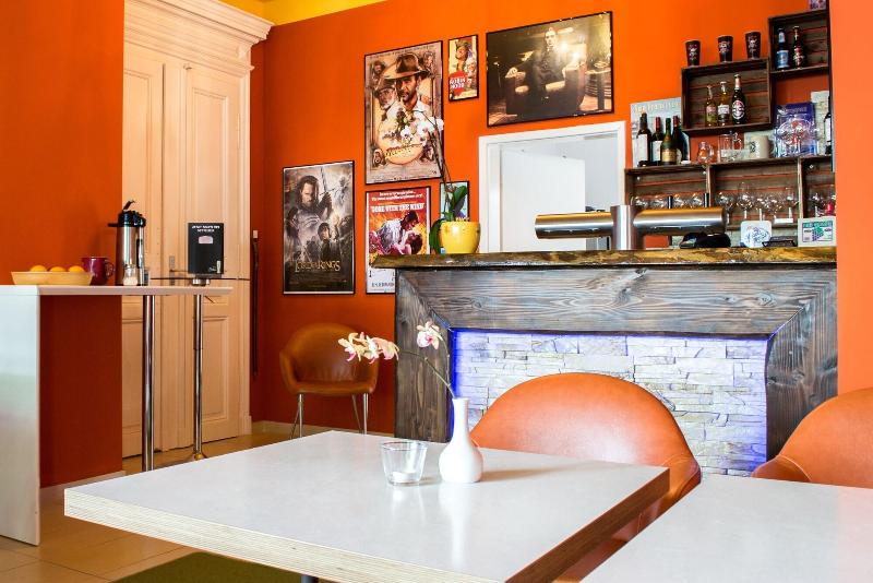 Gwuni Mopera - Bar