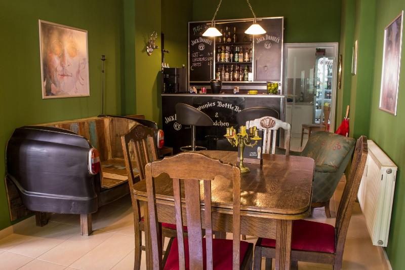 Gwuni Mopera - Bar