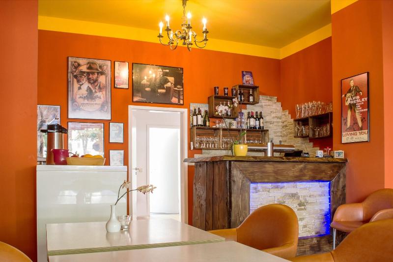 Gwuni Mopera - Bar