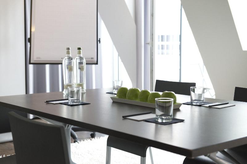 Hotel Q! - Toplantı
