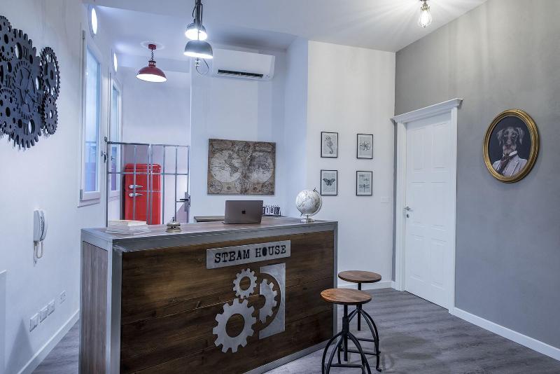 Steam House - Room & Breakfast - Lobi