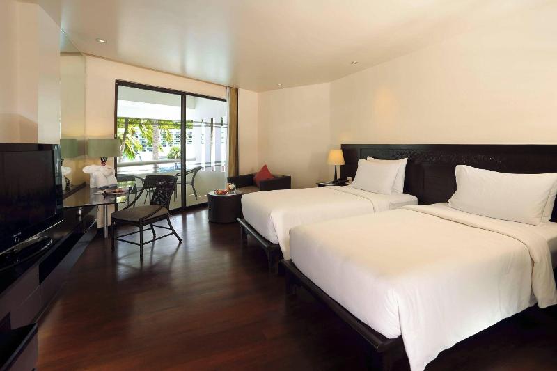 Le Meridien Phuket Beach Resort - Havuz