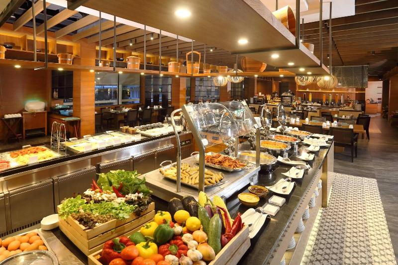 Le Meridien Phuket Beach Resort - Restoran