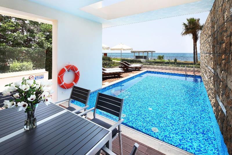 Paradise Cove Luxurious Beach Villas - Havuz