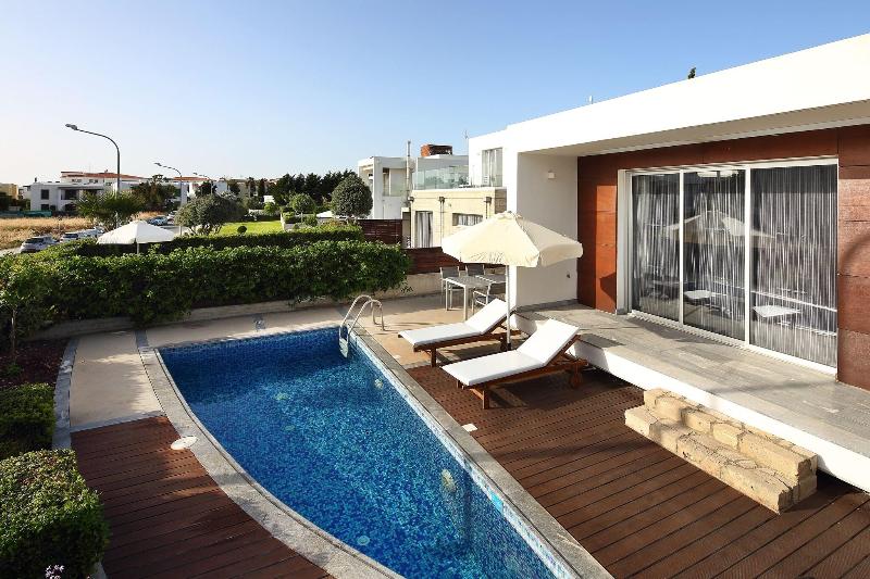 Paradise Cove Luxurious Beach Villas - Havuz