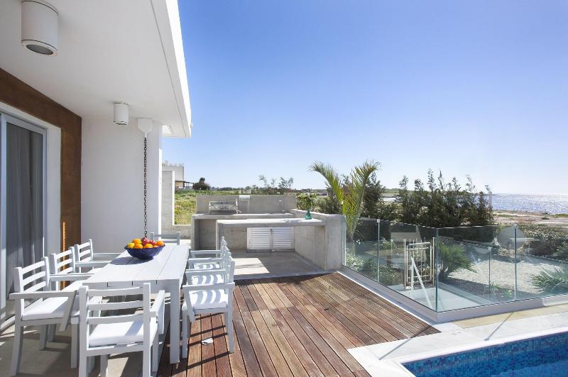 Paradise Cove Luxurious Beach Villas - Teras